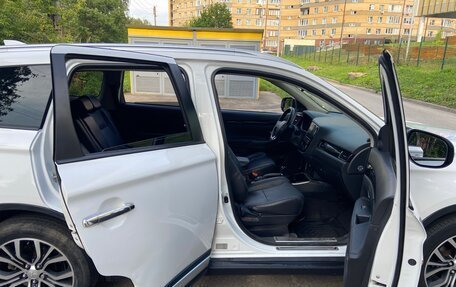 Mitsubishi Outlander III рестайлинг 3, 2018 год, 1 700 000 рублей, 14 фотография