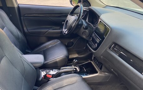 Mitsubishi Outlander III рестайлинг 3, 2018 год, 1 700 000 рублей, 16 фотография