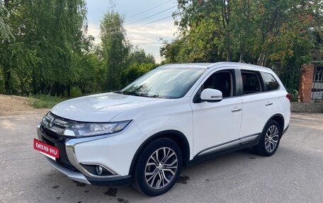 Mitsubishi Outlander III рестайлинг 3, 2018 год, 1 700 000 рублей, 10 фотография