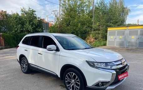 Mitsubishi Outlander III рестайлинг 3, 2018 год, 1 700 000 рублей, 12 фотография