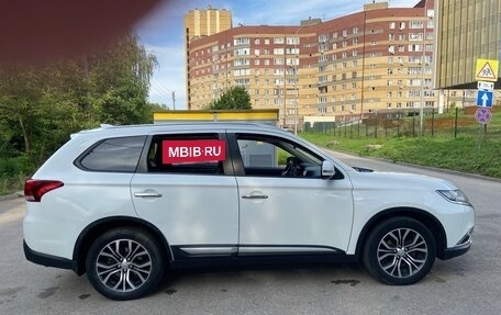 Mitsubishi Outlander III рестайлинг 3, 2018 год, 1 700 000 рублей, 13 фотография