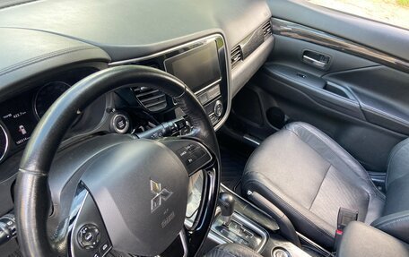 Mitsubishi Outlander III рестайлинг 3, 2018 год, 1 700 000 рублей, 31 фотография