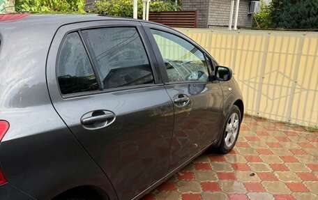Toyota Yaris III рестайлинг, 2007 год, 700 000 рублей, 3 фотография