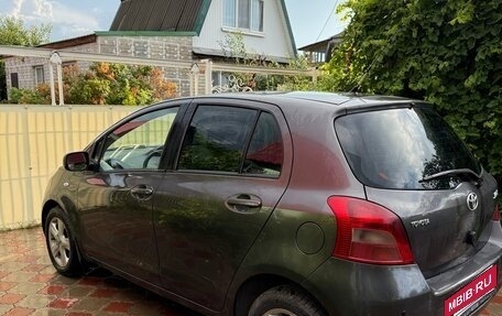 Toyota Yaris III рестайлинг, 2007 год, 700 000 рублей, 2 фотография