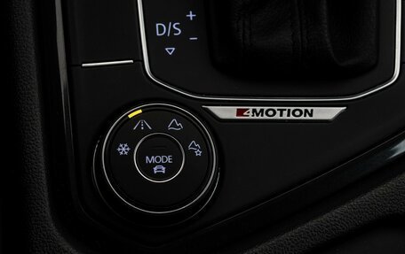 Volkswagen Tiguan II, 2018 год, 2 997 000 рублей, 17 фотография