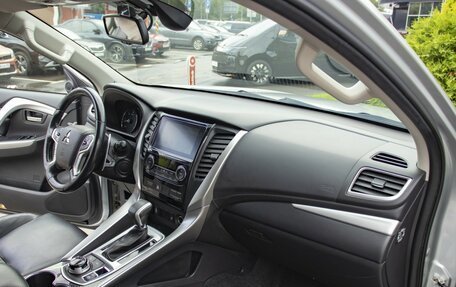 Mitsubishi Pajero Sport III рестайлинг, 2018 год, 2 595 000 рублей, 9 фотография