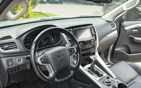 Mitsubishi Pajero Sport III рестайлинг, 2018 год, 2 595 000 рублей, 18 фотография