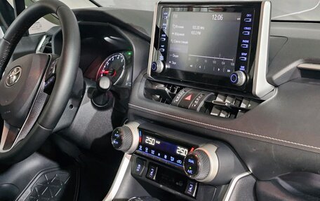 Toyota RAV4, 2019 год, 2 990 000 рублей, 24 фотография