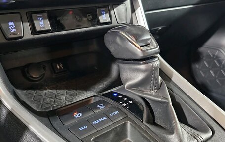 Toyota RAV4, 2019 год, 2 990 000 рублей, 33 фотография