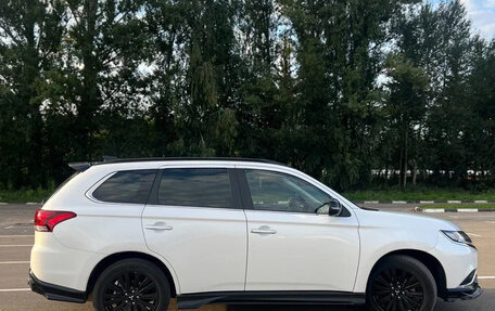 Mitsubishi Outlander III рестайлинг 3, 2022 год, 2 220 000 рублей, 4 фотография