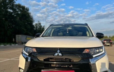Mitsubishi Outlander III рестайлинг 3, 2022 год, 2 220 000 рублей, 3 фотография