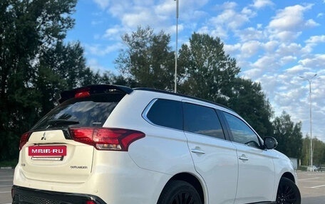 Mitsubishi Outlander III рестайлинг 3, 2022 год, 2 220 000 рублей, 5 фотография