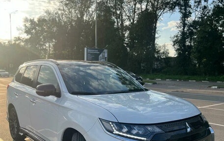 Mitsubishi Outlander III рестайлинг 3, 2022 год, 2 220 000 рублей, 2 фотография