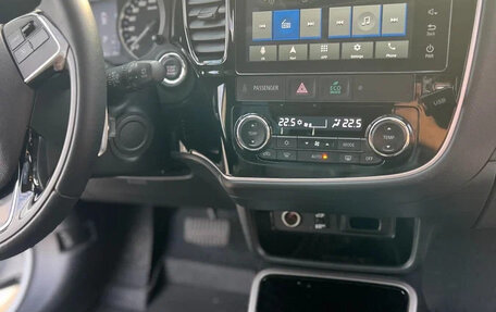 Mitsubishi Outlander III рестайлинг 3, 2022 год, 2 220 000 рублей, 14 фотография