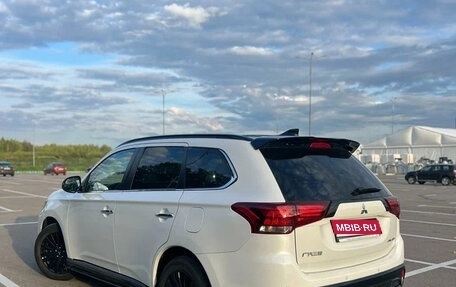 Mitsubishi Outlander III рестайлинг 3, 2022 год, 2 220 000 рублей, 7 фотография