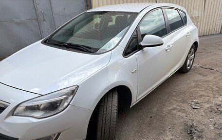 Opel Astra J, 2011 год, 590 000 рублей, 2 фотография