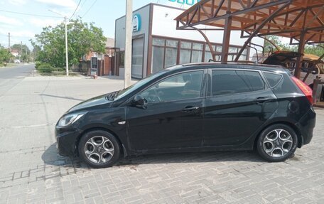 Hyundai Solaris II рестайлинг, 2013 год, 690 000 рублей, 1 фотография