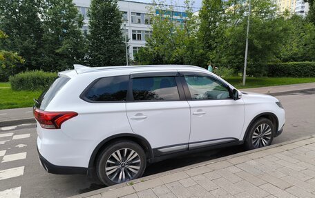 Mitsubishi Outlander III рестайлинг 3, 2021 год, 1 950 000 рублей, 1 фотография