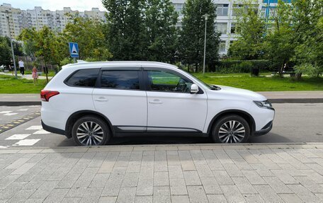 Mitsubishi Outlander III рестайлинг 3, 2021 год, 1 950 000 рублей, 2 фотография