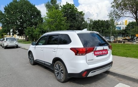 Mitsubishi Outlander III рестайлинг 3, 2021 год, 1 950 000 рублей, 3 фотография