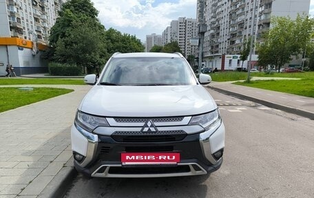 Mitsubishi Outlander III рестайлинг 3, 2021 год, 1 950 000 рублей, 11 фотография