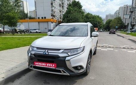 Mitsubishi Outlander III рестайлинг 3, 2021 год, 1 950 000 рублей, 13 фотография