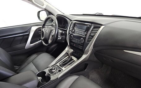 Mitsubishi Pajero Sport III рестайлинг, 2017 год, 1 982 000 рублей, 13 фотография