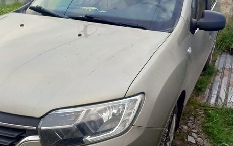 Renault Logan II, 2018 год, 850 000 рублей, 2 фотография