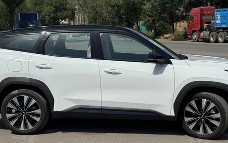 Geely Atlas, 2025 год, 2 500 000 рублей, 5 фотография