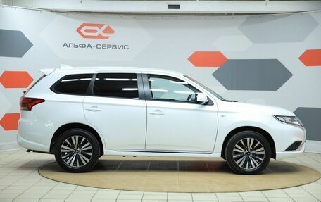 Mitsubishi Outlander III рестайлинг 3, 2022 год, 2 450 000 рублей, 4 фотография
