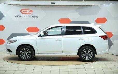 Mitsubishi Outlander III рестайлинг 3, 2022 год, 2 450 000 рублей, 8 фотография
