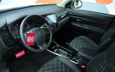 Mitsubishi Outlander III рестайлинг 3, 2022 год, 2 450 000 рублей, 10 фотография