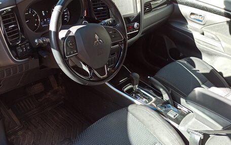 Mitsubishi Outlander III рестайлинг 3, 2020 год, 2 200 000 рублей, 8 фотография