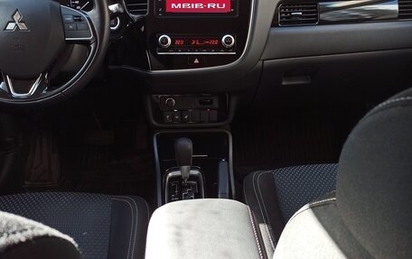 Mitsubishi Outlander III рестайлинг 3, 2020 год, 2 200 000 рублей, 7 фотография