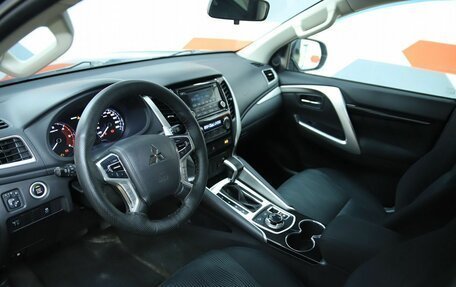 Mitsubishi Pajero Sport III рестайлинг, 2018 год, 2 650 000 рублей, 10 фотография