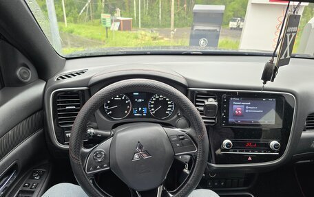 Mitsubishi Outlander III рестайлинг 3, 2021 год, 2 300 000 рублей, 5 фотография