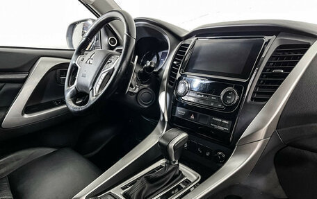 Mitsubishi Pajero Sport III рестайлинг, 2017 год, 2 547 000 рублей, 9 фотография