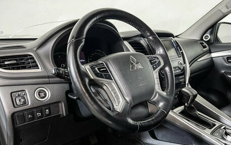 Mitsubishi Pajero Sport III рестайлинг, 2017 год, 2 547 000 рублей, 13 фотография