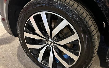 Volkswagen Multivan T6 рестайлинг, 2019 год, 4 500 000 рублей, 2 фотография