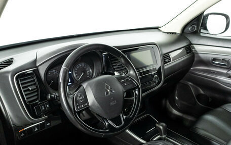 Mitsubishi Outlander III рестайлинг 3, 2019 год, 2 599 700 рублей, 11 фотография