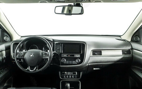 Mitsubishi Outlander III рестайлинг 3, 2019 год, 2 599 700 рублей, 13 фотография