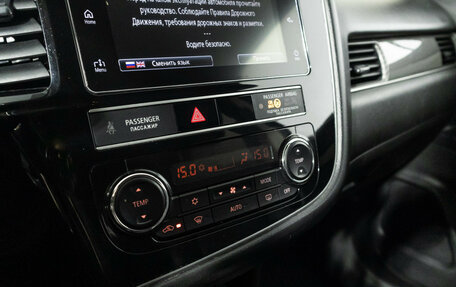 Mitsubishi Outlander III рестайлинг 3, 2019 год, 2 599 700 рублей, 15 фотография
