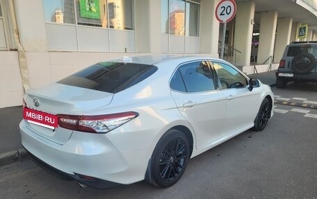 Toyota Camry, 2021 год, 3 550 000 рублей, 4 фотография