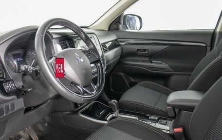 Mitsubishi Outlander III рестайлинг 3, 2019 год, 1 850 000 рублей, 10 фотография