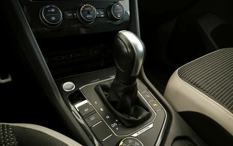 Volkswagen Tiguan II, 2020 год, 2 399 000 рублей, 9 фотография