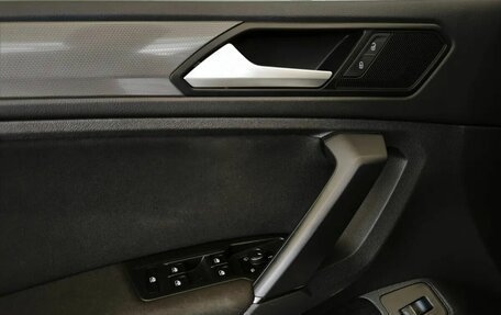 Volkswagen Tiguan II, 2020 год, 2 399 000 рублей, 11 фотография