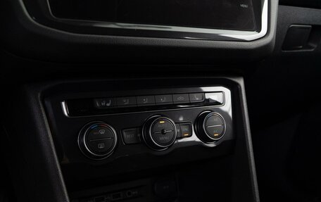 Volkswagen Tiguan II, 2018 год, 2 724 850 рублей, 12 фотография