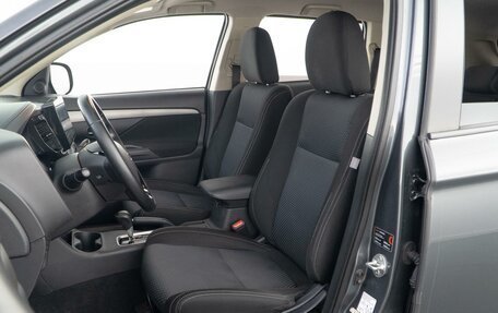Mitsubishi Outlander III рестайлинг 3, 2016 год, 1 785 500 рублей, 10 фотография