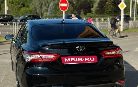 Toyota Camry, 2022 год, 3 950 000 рублей, 2 фотография