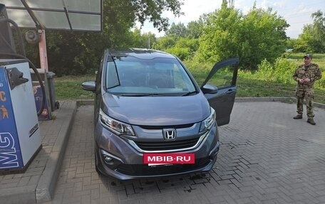 Honda Freed II, 2017 год, 1 350 000 рублей, 2 фотография